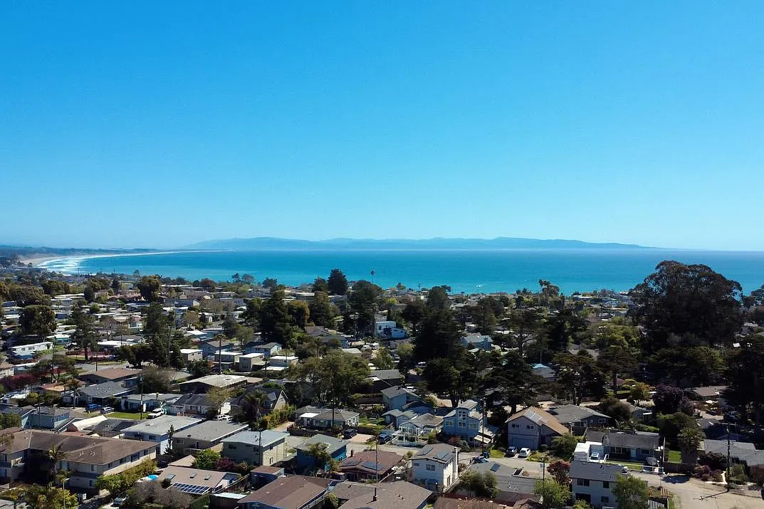 Aptos California Neighborhood With Monterey Bay Ocean Views Aerial view of an Aptos residential neighborhood in Santa Cruz County, California, with single-family homes, mature trees, landscaped yards, and sweeping views of Monterey Bay and the Pacific Ocean.